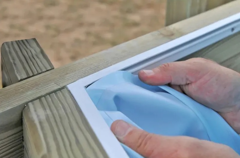 Comment changer le liner d'une piscine en bois