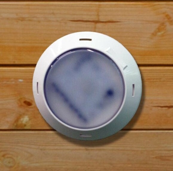 Comment installer un projecteur dans une piscine en bois